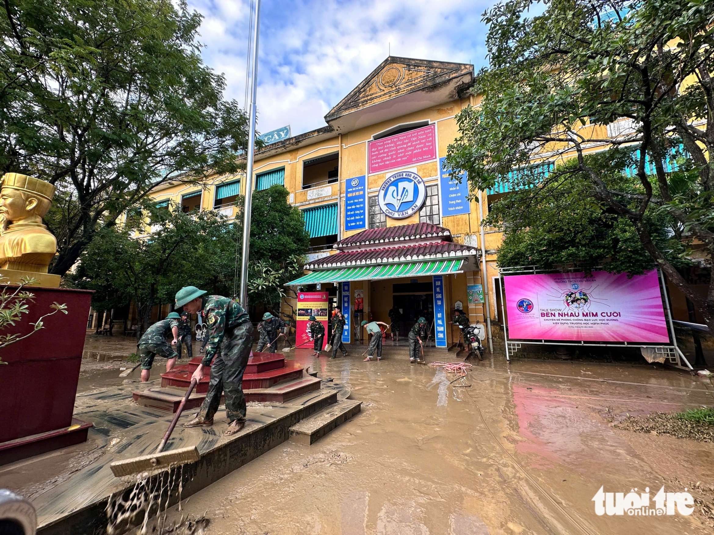 洪水过后书本桌椅被泥浆淹没,顺化师生忙于清理校园
